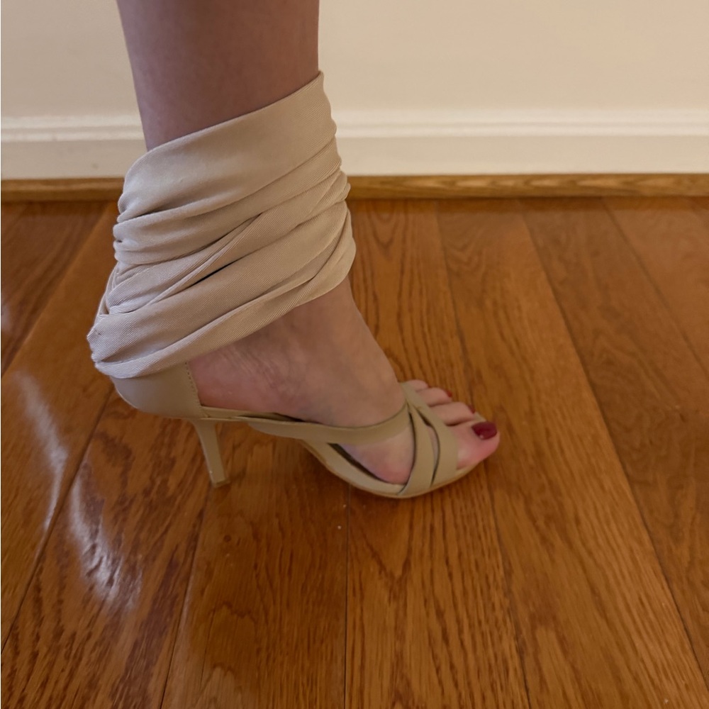 Bebe Y2K fun Elegant Nude Strappy Heels 7.5 EUC